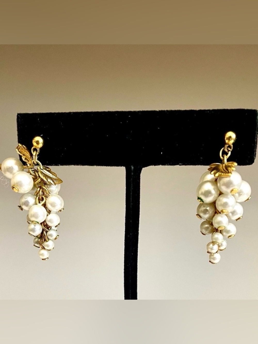 Avon Vintage Signed White Grape Faux Pearl Cluster Dangle Earrings Gold Tone EUC